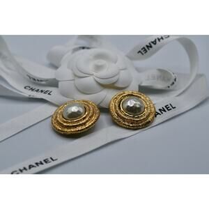 Authentic Vintage CHANEL Mabe Pearl Earrings Gold Tone 2461 Clip On France 80s